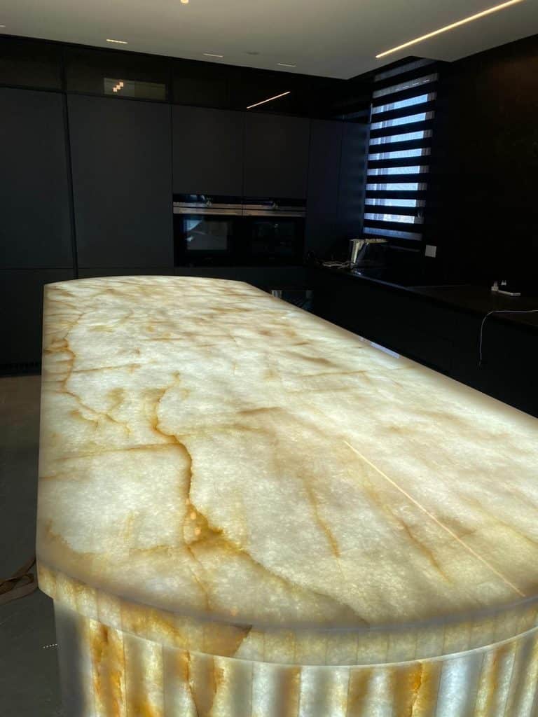 שיש קוורציט טבעית למטבח עם שקיפות