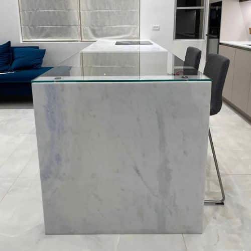 אי במטבח עם שיש קוורציט אפור