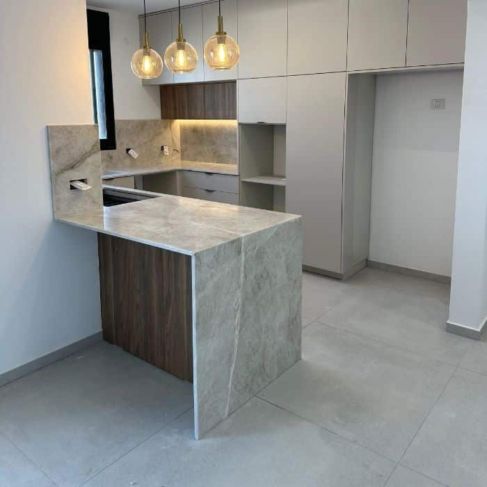 מטבח אפור עם שיש אפור וגידים בהירים