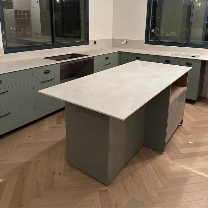 מטבח בגוון ירוק עם שיש בגוון אפור